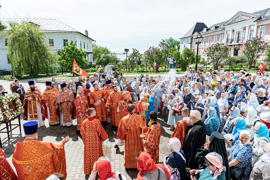 Божественная литургия во Введенском Владычнем монастыре города Серпухова
